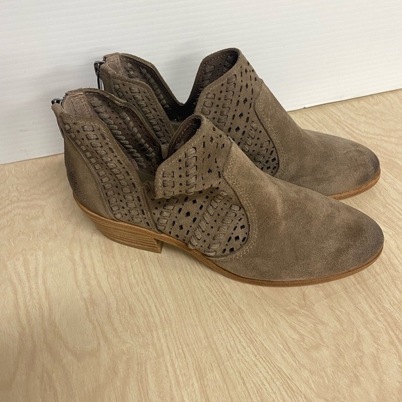 Vince Camuto Boots Womens 7 M Prasata Cutout Ankle Booties Beige Suede Pull On - Picture 2 of 7